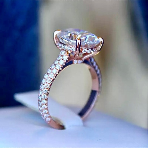 Beautiful Classic Oval Cut Silver Diamond Ring - Picture 3 of 7